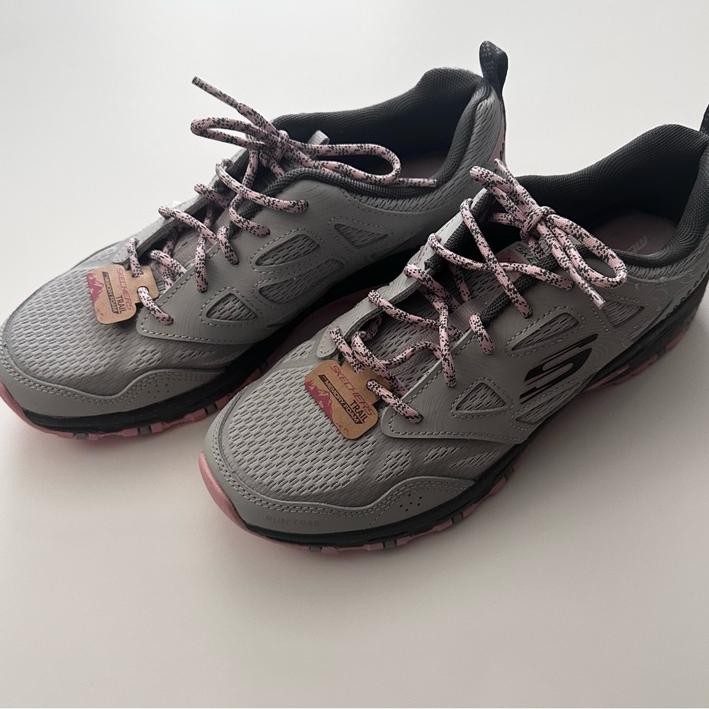 NWT Women’s 8.5 Skecher Trail Sneakers